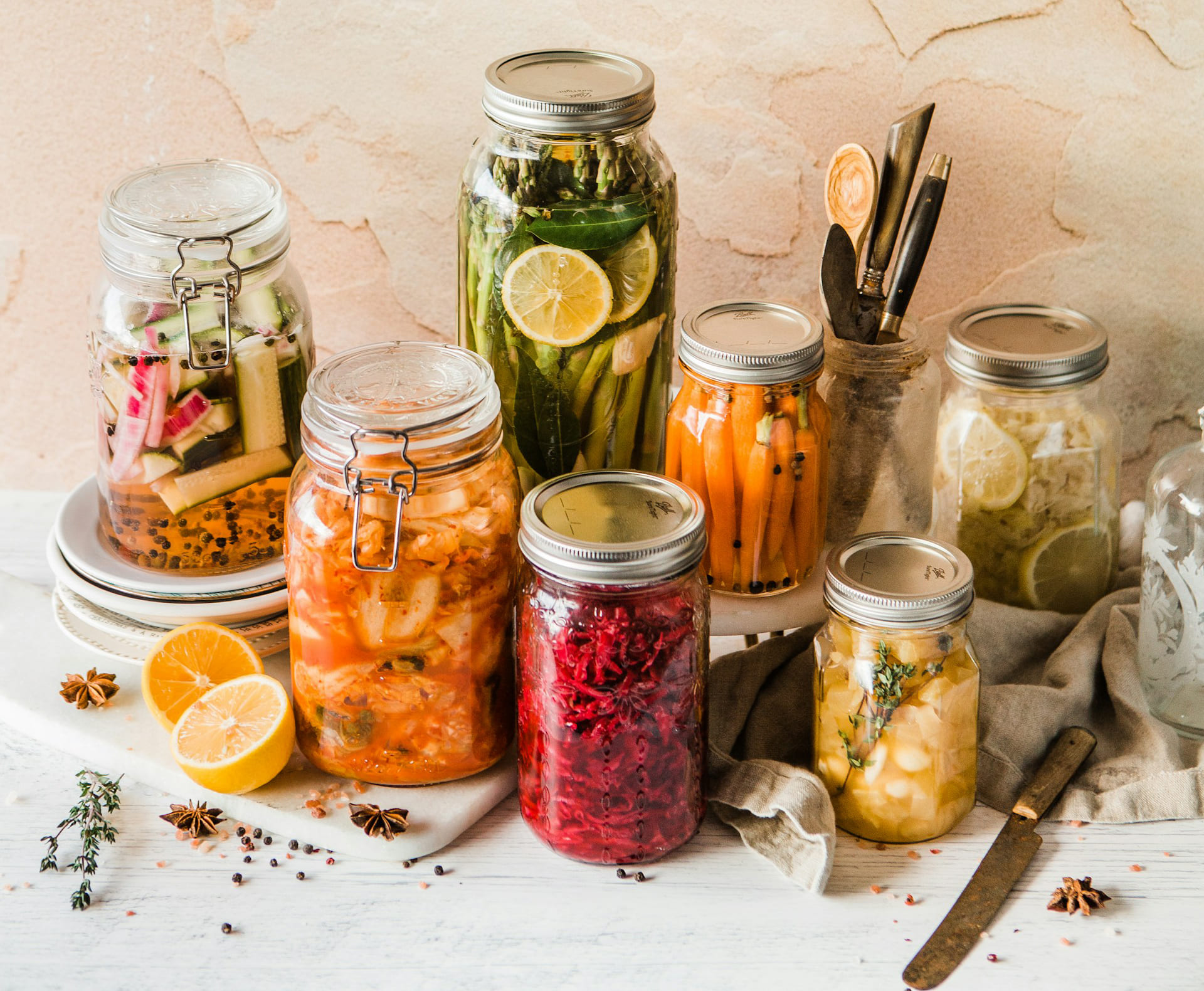 Grand bocaux de légumes lacto-fermentés, très belles couleurs diversifiées